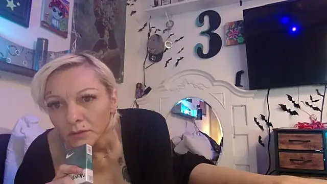 Snapshot of slutslave333 chatting on April 23, 9:39 pm slutslave333 online show from April 23, 9:39 pm