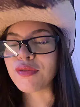 Snapshot of alyabelova chatting on May 12, 4:31 am alyabelova online show from May 12, 4:31 am