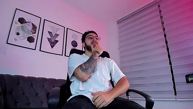 Snapshot of ethan_grace chatting on February 23, 12:02 pm ethan grace online show from February 23, 12:02 pm