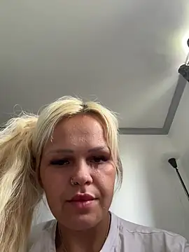 Snapshot of BlondeMilfXo chatting on May 14, 10:22 am BlondeMilfXo online show from May 14, 10:22 am