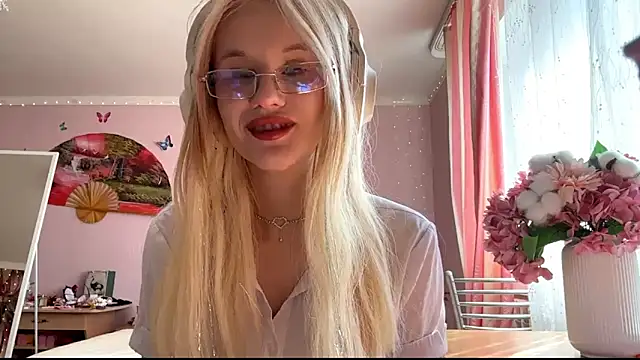 Snapshot of MelissaZaria chatting on April 28, 6:51 am MelissaZaria online show from April 28, 6:51 am