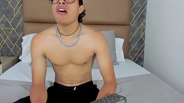 Snapshot of Escanor_Hot chatting on February 19, 7:32 pm Escanor Hot online show from February 19, 7:32 pm