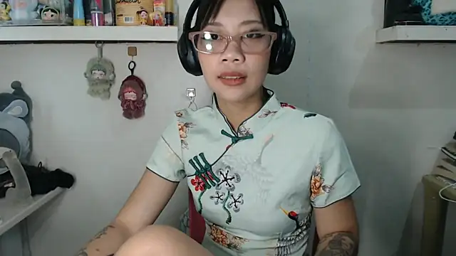 Snapshot of GloryKulikowski chatting on February 19, 2:29 am GloryKulikowski online show from February 19, 2:29 am