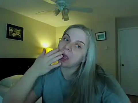 Snapshot of i_love_iva chatting on February 16, 10:39 pm i love iva online show from February 16, 10:39 pm