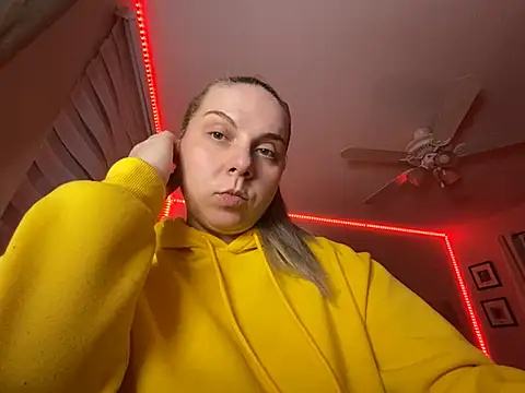 Snapshot of i_love_iva chatting on March 3, 2:45 pm i love iva online show from March 3, 2:45 pm