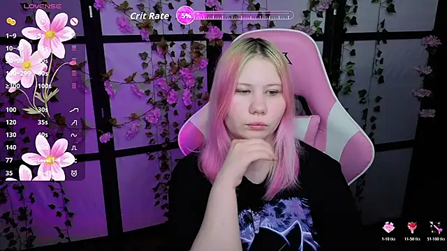 Snapshot of kitsune_little chatting on April 25, 9:23 pm kitsune little online show from April 25, 9:23 pm