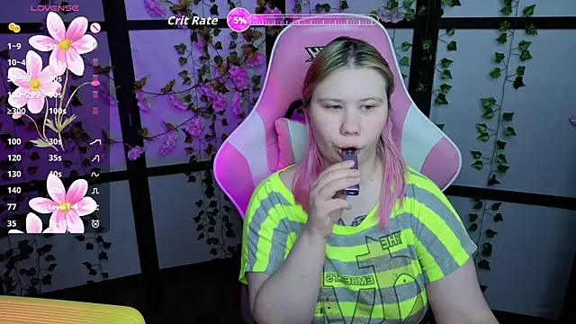 Snapshot of kitsune_little chatting on May 1, 9:41 pm kitsune little online show from May 1, 9:41 pm