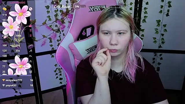 Snapshot of kitsune_little chatting on May 9, 1:33 am kitsune little online show from May 9, 1:33 am