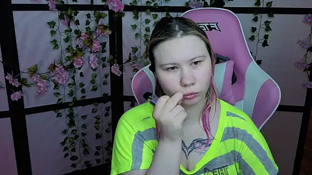 Snapshot of kitsune_little chatting on May 11, 10:40 pm kitsune little online show from May 11, 10:40 pm