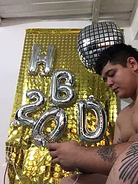 Snapshot of winy_hot chatting on June 25, 5:23 am winy hot online show from June 25, 5:23 am