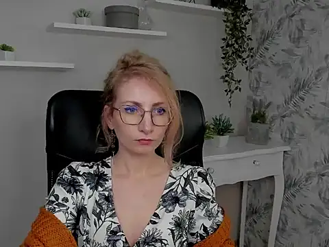 Snapshot of CinderellaMoon chatting on February 18, 6:53 am CinderellaMoon online show from February 18, 6:53 am