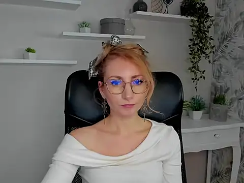 Snapshot of CinderellaMoon chatting on February 20, 6:26 am CinderellaMoon online show from February 20, 6:26 am