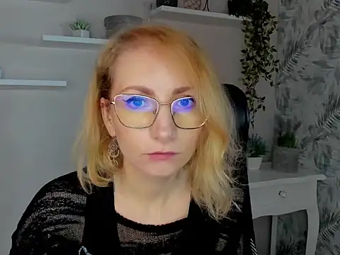 Snapshot of CinderellaMoon chatting on February 23, 6:22 am CinderellaMoon online show from February 23, 6:22 am