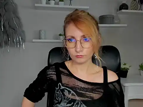 Snapshot of CinderellaMoon chatting on February 24, 6:55 am CinderellaMoon online show from February 24, 6:55 am