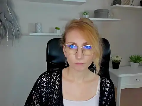 Snapshot of CinderellaMoon chatting on February 25, 6:34 am CinderellaMoon online show from February 25, 6:34 am