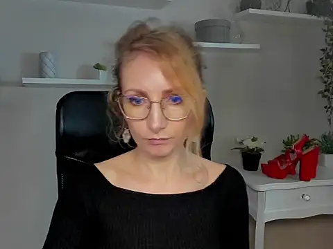 Snapshot of CinderellaMoon chatting on February 26, 6:23 am CinderellaMoon online show from February 26, 6:23 am