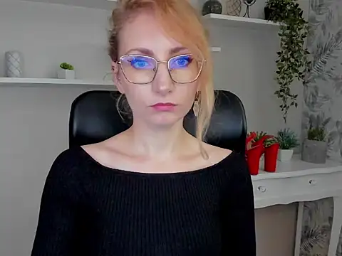 Snapshot of CinderellaMoon chatting on February 27, 6:24 am CinderellaMoon online show from February 27, 6:24 am