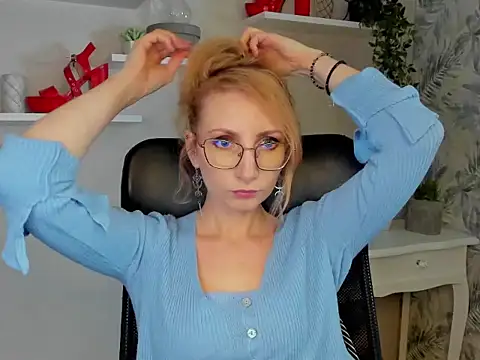 Snapshot of CinderellaMoon chatting on March 3, 6:30 am CinderellaMoon online show from March 3, 6:30 am