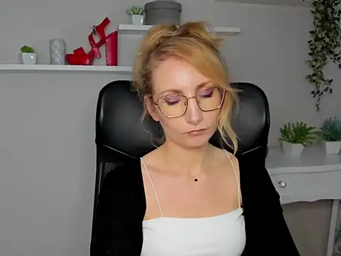 CinderellaMoon online show from March 11, 6:30 am