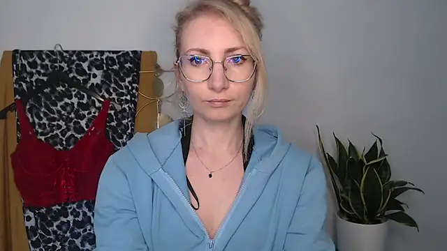 CinderellaMoon online show from April 22, 5:21 am