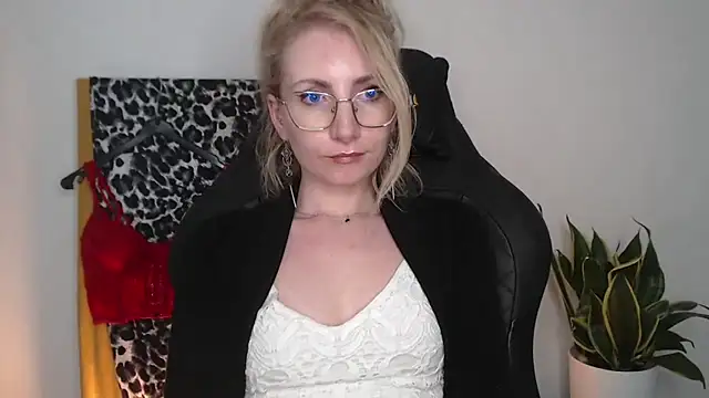 CinderellaMoon online show from April 22, 5:25 pm