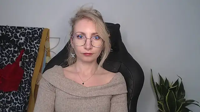 CinderellaMoon online show from April 23, 5:30 am