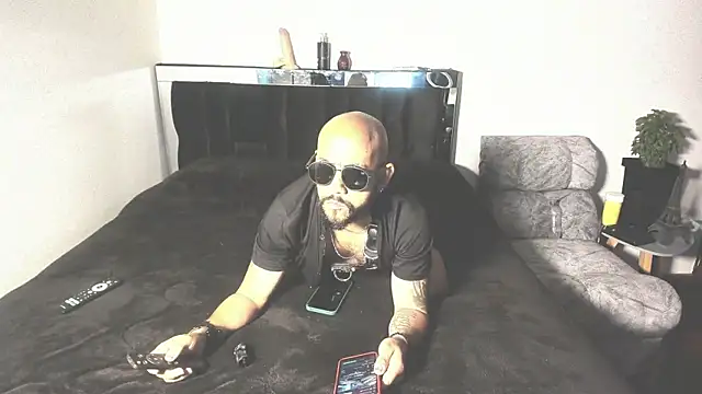 Snapshot of King_bear_25 chatting on February 23, 11:40 am King bear 25 online show from February 23, 11:40 am