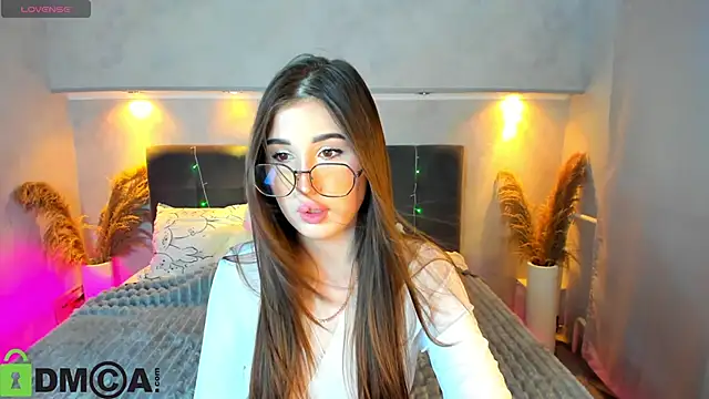 Emily Lews online show from March 21, 1:10 am