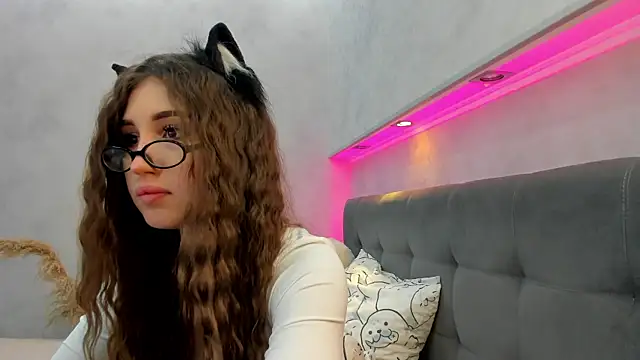 Snapshot of Emily_Lews chatting on May 19, 8:42 am Emily Lews online show from May 19, 8:42 am