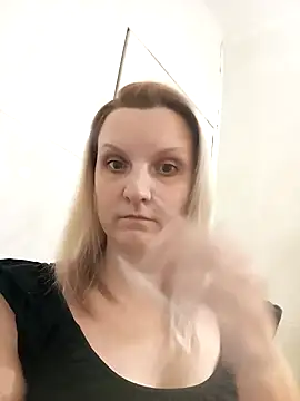 Snapshot of SusanGold9211 chatting on February 27, 9:42 am SusanGold9211 online show from February 27, 9:42 am