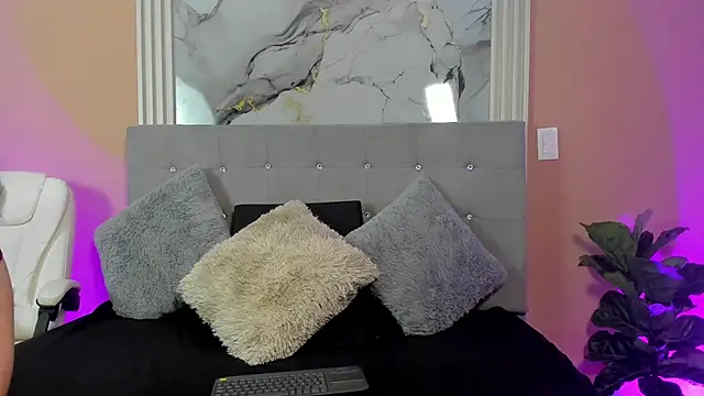 Snapshot of Ivy_Heat chatting on April 22, 1:52 am Ivy Heat online show from April 22, 1:52 am