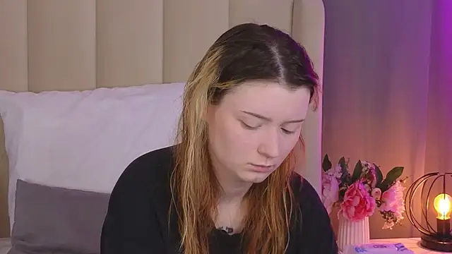Snapshot of AlyssFrost chatting on June 17, 2:25 am AlyssFrost online show from June 17, 2:25 am
