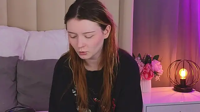 Snapshot of AlyssFrost chatting on June 18, 2:23 am AlyssFrost online show from June 18, 2:23 am