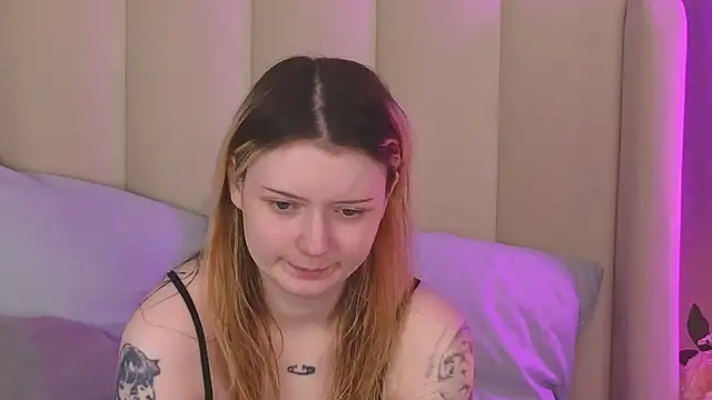 Snapshot of AlyssFrost chatting on July 1, 4:03 am AlyssFrost online show from July 1, 4:03 am