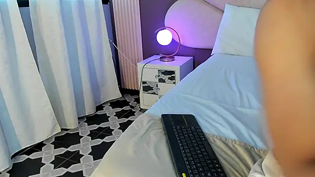 PerlaRogerss  online show from April 4, 11:29 am