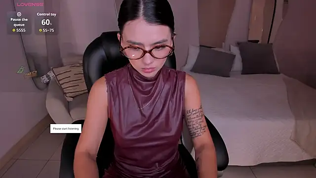Snapshot of JulietteMoreau chatting on April 26, 11:41 am JulietteMoreau online show from April 26, 11:41 am