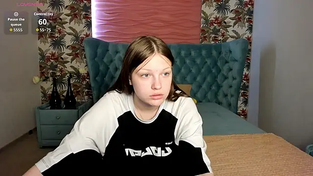 Snapshot of LauraBev chatting on April 26, 5:49 am LauraBev online show from April 26, 5:49 am
