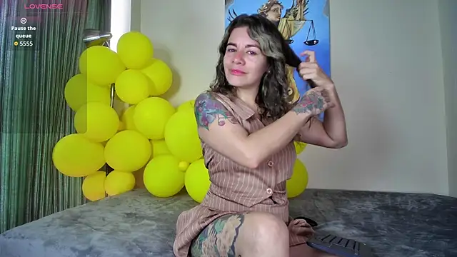 oriana thomson01 online show from May 20, 4:02 pm