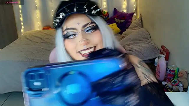 Snapshot of maliciaXpoison chatting on April 25, 4:15 am maliciaXpoison online show from April 25, 4:15 am