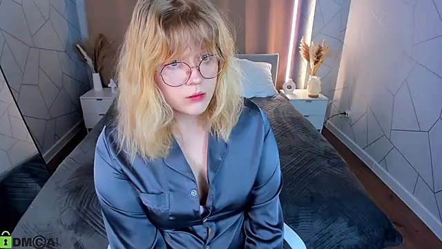 Snapshot of luna_c0ra chatting on February 21, 1:17 am luna c0ra online show from February 21, 1:17 am