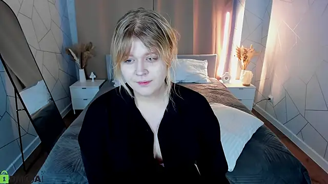 Snapshot of luna_c0ra chatting on February 27, 1:05 am luna c0ra online show from February 27, 1:05 am