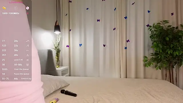 Snapshot of IeshaBurow chatting on February 23, 1:47 am IeshaBurow online show from February 23, 1:47 am