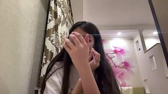 MaeRaads online show from March 2, 6:48 pm