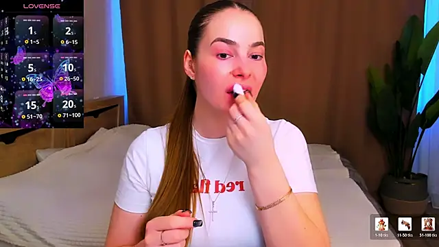 Maddy Wood  online show from March 15, 10:21 am