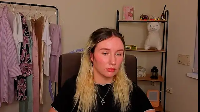 Snapshot of AshleyySchwartz chatting on February 18, 2:24 pm AshleyySchwartz online show from February 18, 2:24 pm