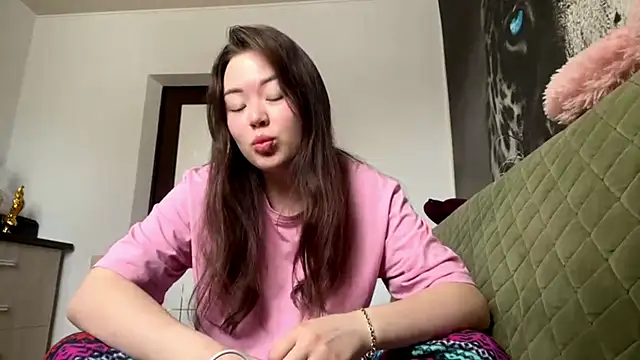 Snapshot of AudieGravely chatting on February 22, 3:51 am AudieGravely online show from February 22, 3:51 am