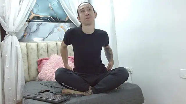 Snapshot of Dilan_Lust chatting on February 23, 12:35 pm Dilan Lust online show from February 23, 12:35 pm