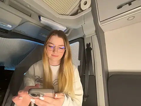 Snapshot of melanieTesss chatting on February 21, 11:44 am melanieTesss online show from February 21, 11:44 am