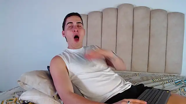 ryanlevi1 online show from March 11, 2:01 pm