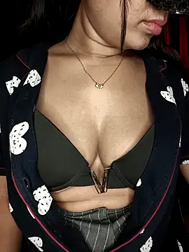 Snapshot of LINNI_3 chatting on February 25, 4:49 pm LINNI 3 online show from February 25, 4:49 pm